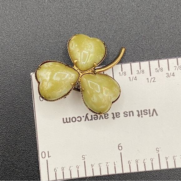 Cloverleaf Shamrock Brooch with Glossy Finish set in Gold Tone - Picture 7 of 10